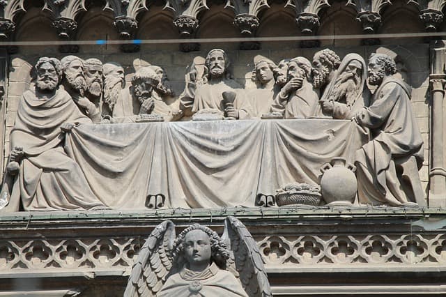 Relevo em pedra da Última Ceia na fachada de uma catedral gótica