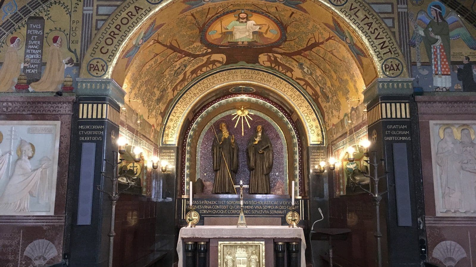 Adoração ao Santíssimo: por que visitar Jesus no sacrário